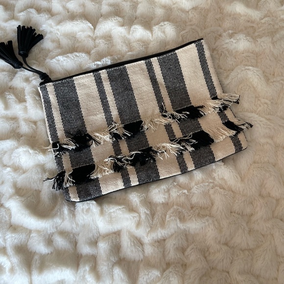 EUC Adorable fringe b&w clutch w faux black leather, cute tassel & zipper - Picture 1 of 16